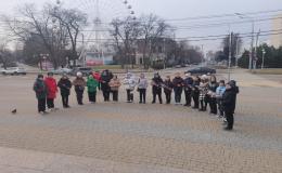 Юные казачата из 6-х классов в сопровождении своих классных руководителей возложили цветы к памятнику Воинам-Освободителям в честь дня защитника Отечества.