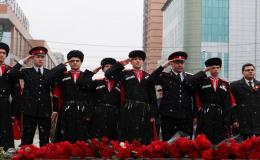 Казачья молодёжь приняла участие в памятной церемонии на Площади Героев в День защитника Отечества. Церемония прошла у мемориального комплекса «Вечный огонь».
